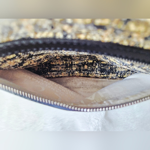 Chanel Tweed Clover Duffle Handbag With Clover Charm - Picture 13 of 16